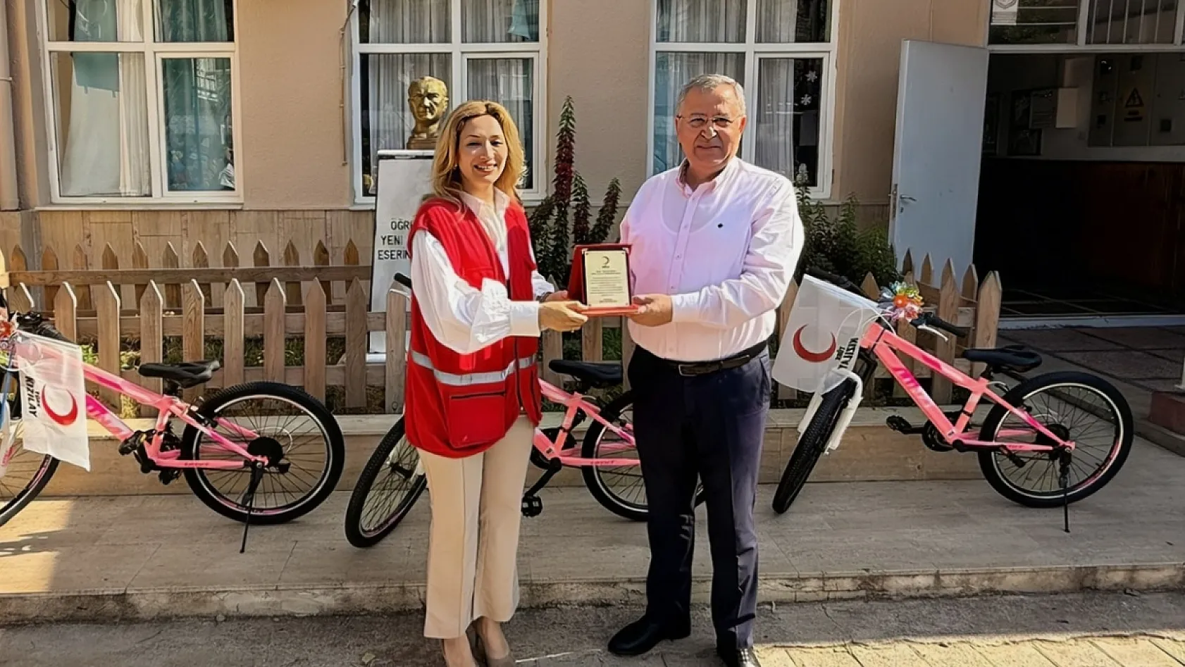 FTSO'dan Fethiye'de Kan Bağışını Teşvik Eden 3 Öğrenciye Bisiklet Hediyesi