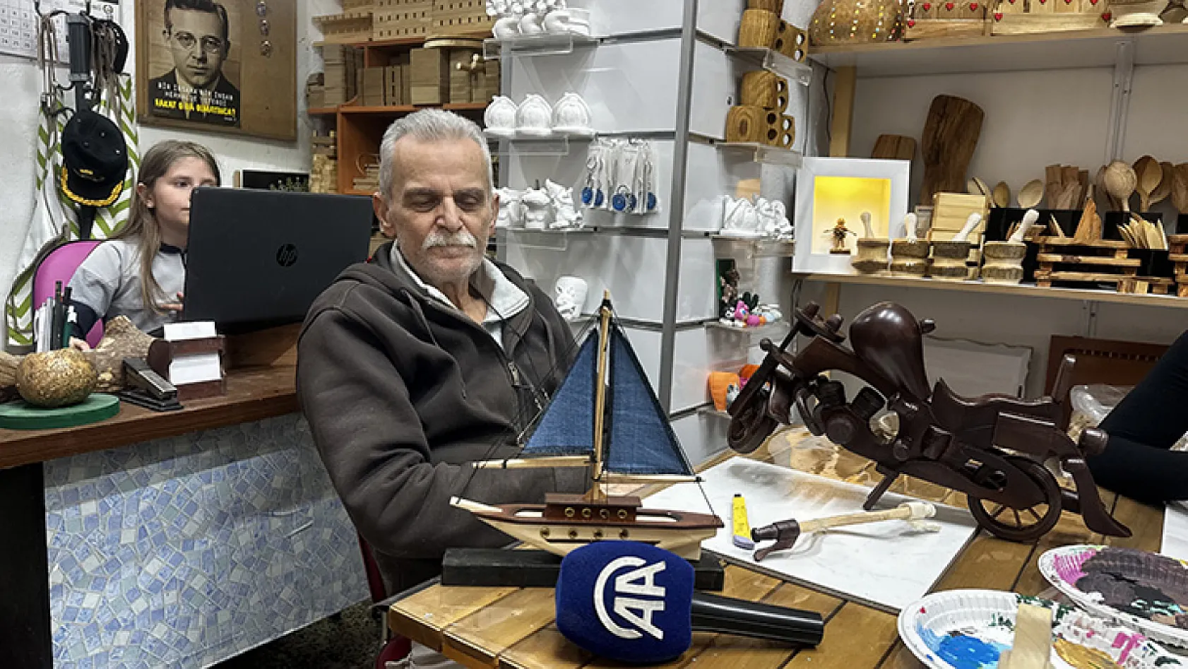 Üç kuşaktır atık ahşap sanata dönüşüyor