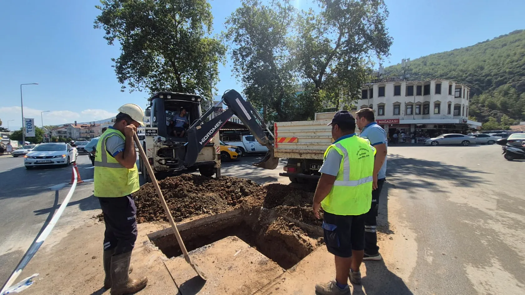 Fethiye'de Su Arızası Trafiği Aksattı: Ekipler Hızla Müdahale Etti