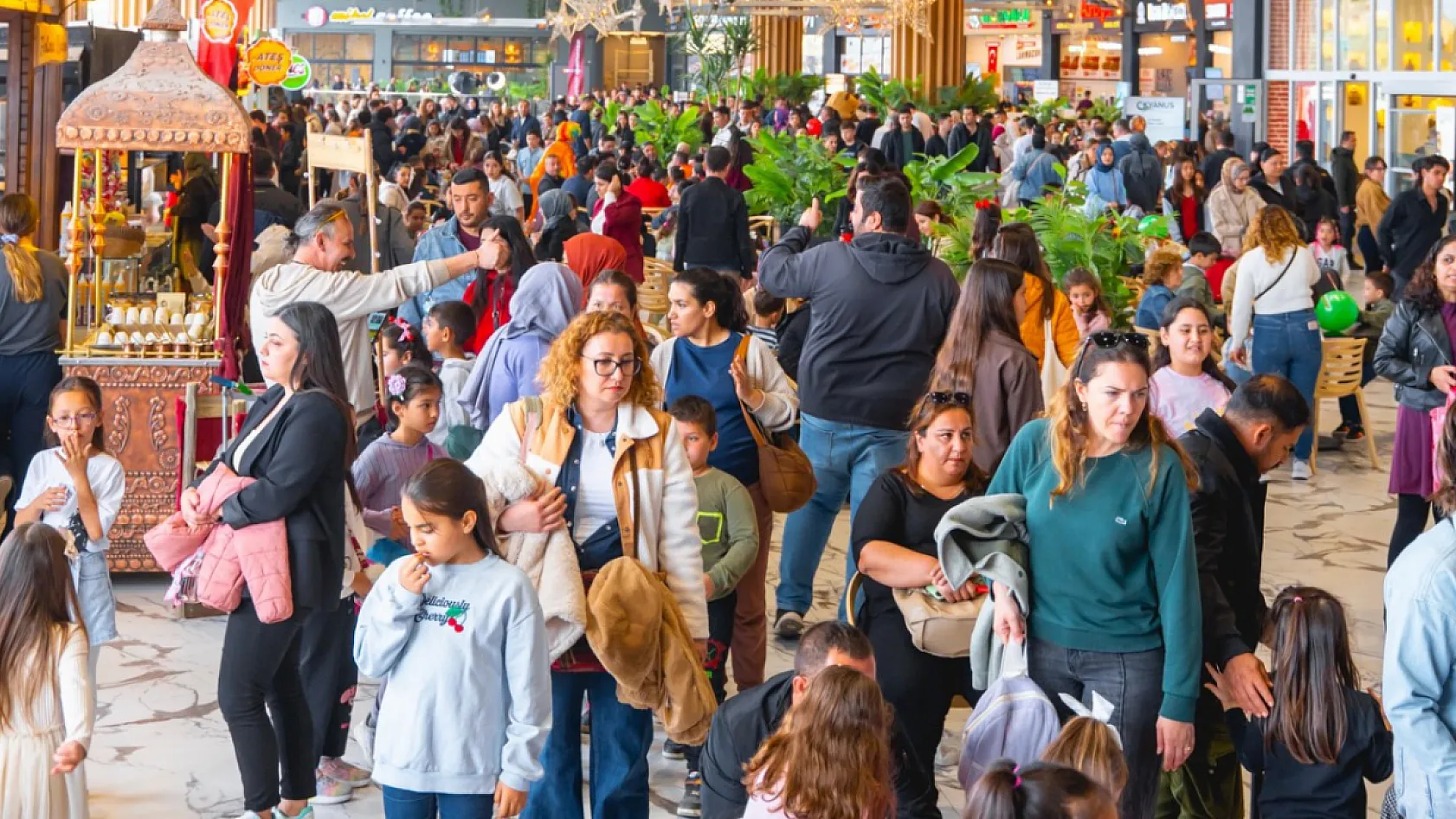 Rüya 48 Outlet'te 23 Nisan Coşkusu Renkli Görüntülere Sahne Oldu