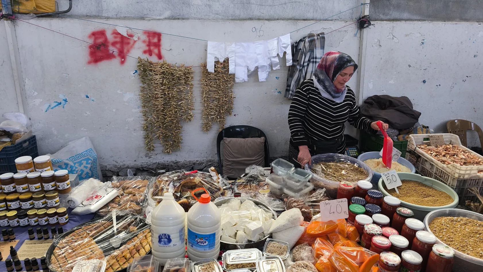 Fethiye Cuma Pazarı'nda ev yapımı ürünlerin fiyatını duyan şaşırıyor