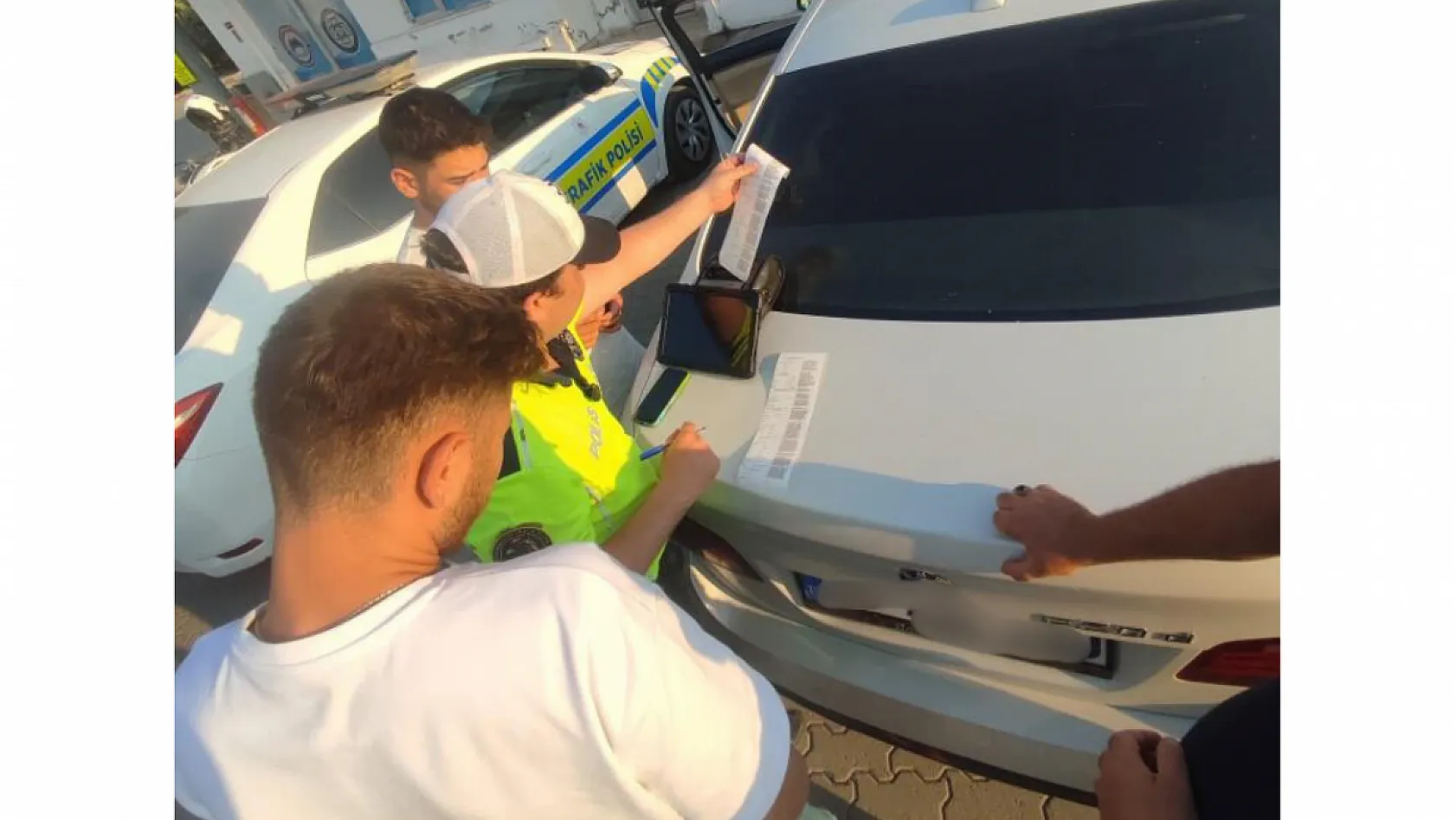 Fethiye'de trafikte camdan sarktı, sigara izmaritini yola attı