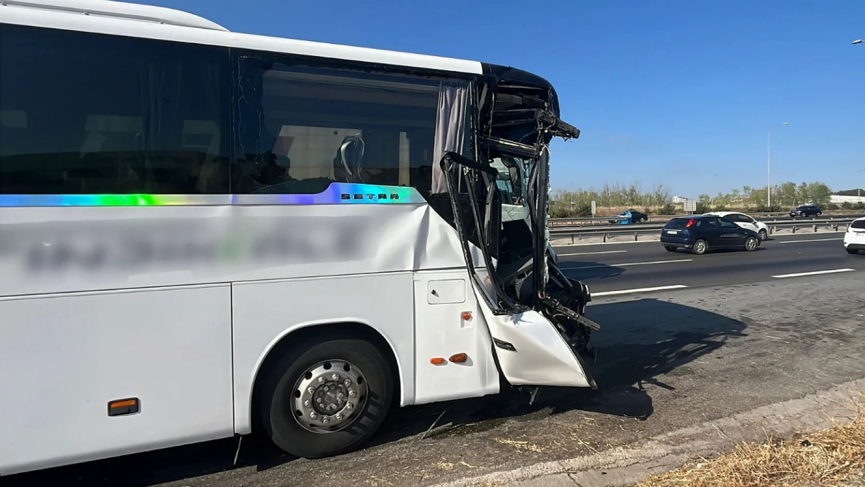 TEM'de yolcu otobüsü kamyona çarptı: 1'i ağır 7 yaralı