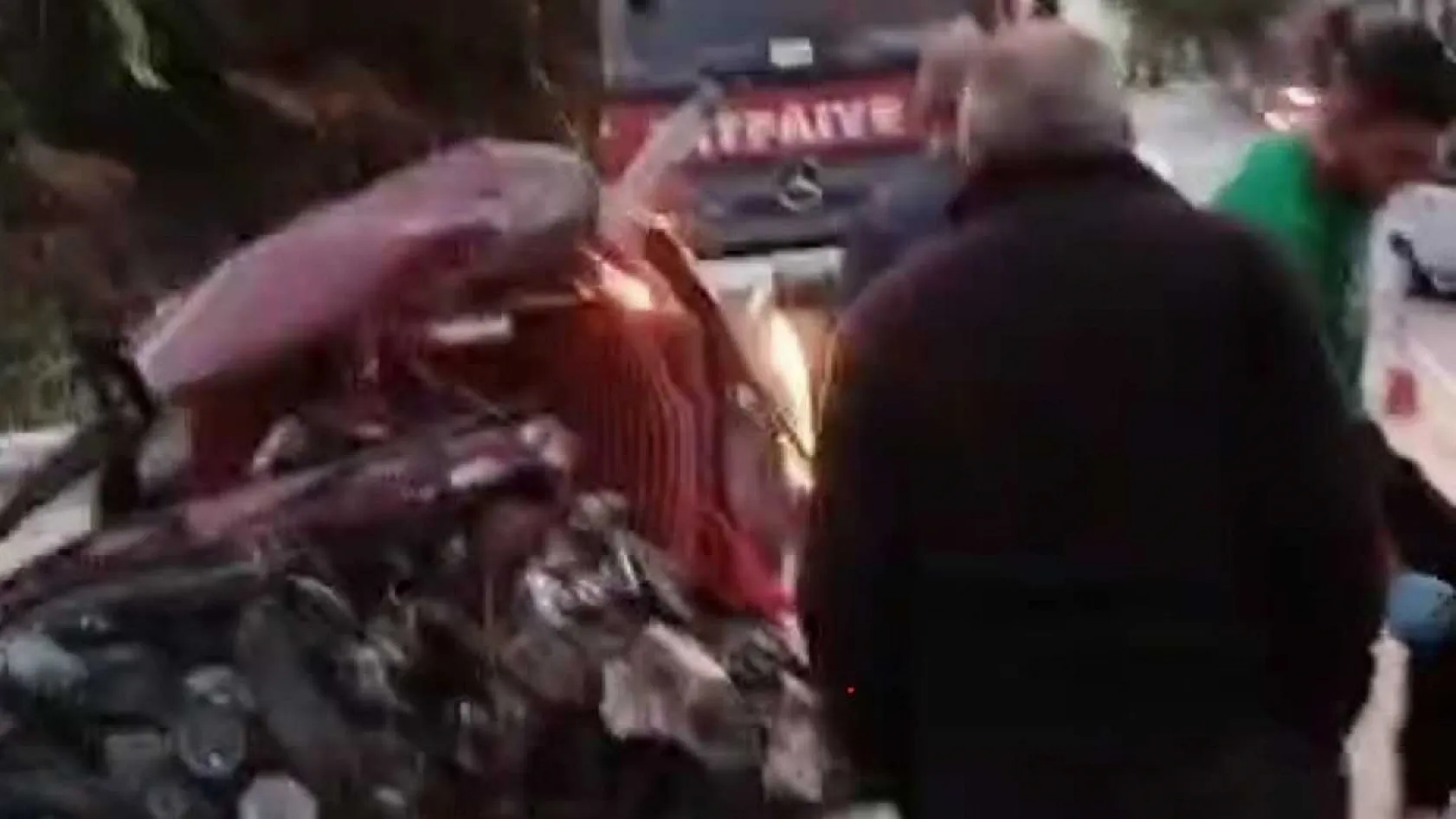 Direğe çarparak hurdaya dönen Fiat Tofaş'ın sürücüsü ağır yaralandı