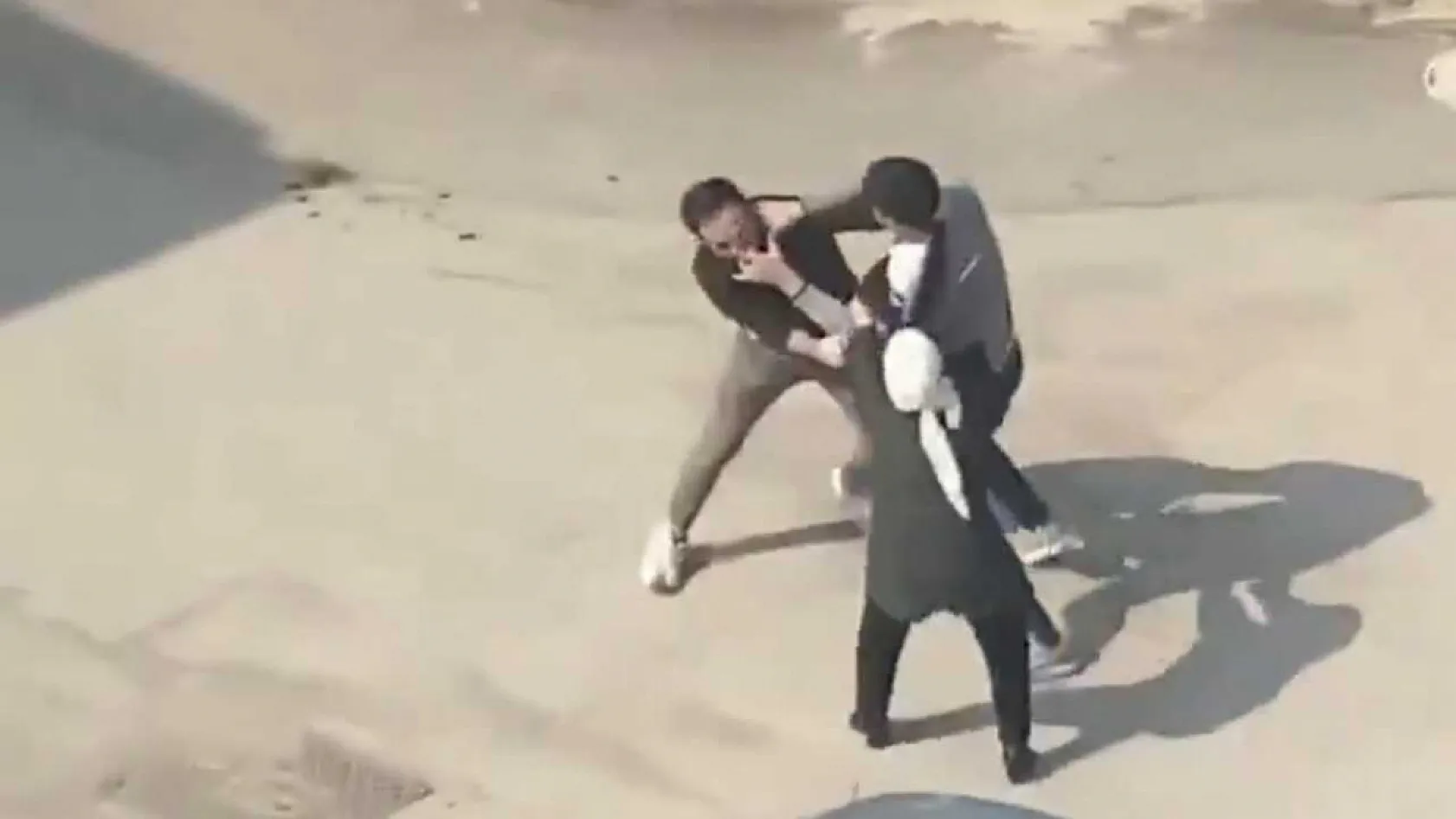 Yol kavgası karıştı: Sopalar, yumruklar, terlikler havada uçuştu