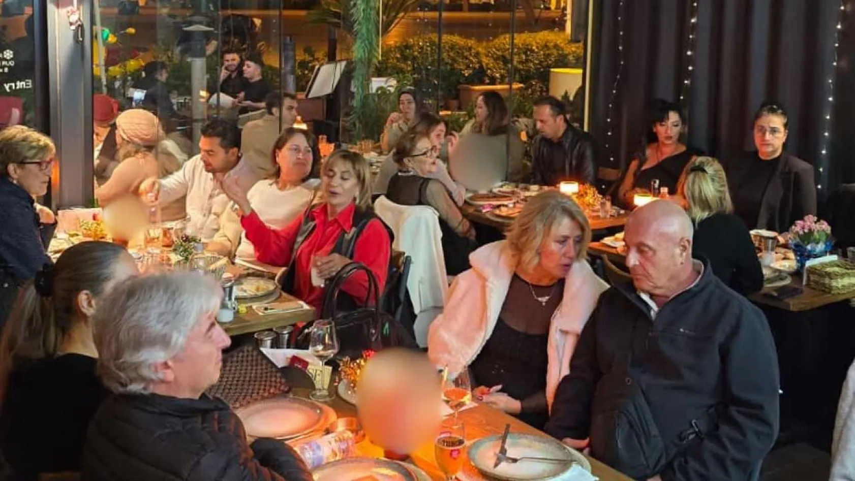 Fethiye'de sanat gecesi sürprizle taçlandı: Selin Köktener'e doğum günü kutlaması
