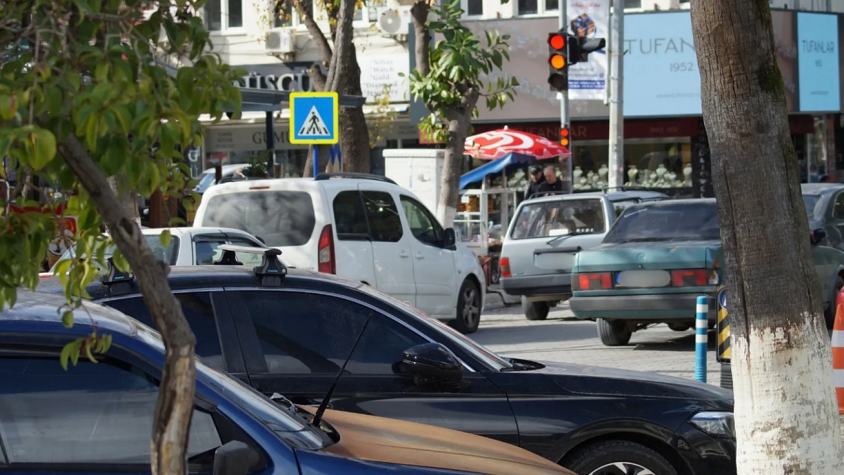 Fethiye merkezde trafik çilesi büyüyor: Çift sıra park isyan ettiriyor