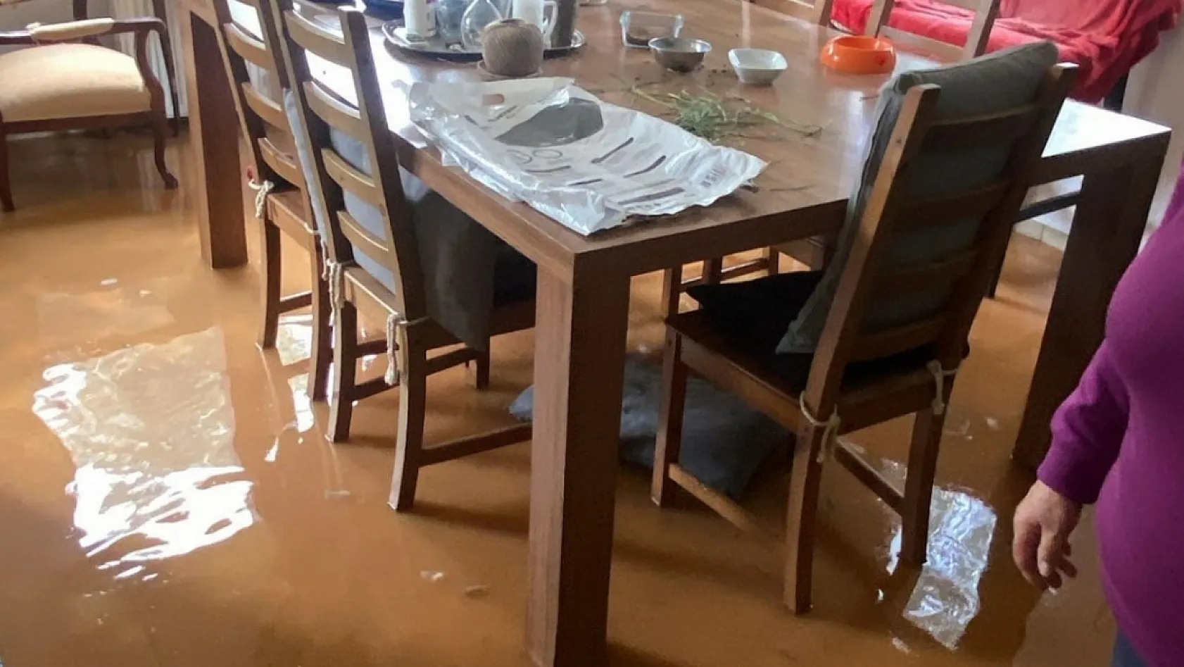 Bodrum'da bir anda bastıran yağmur kamyoneti yolda bıraktı, bir evi su bastı