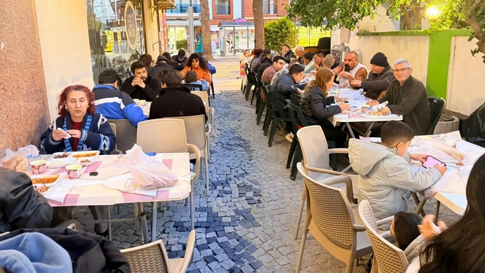 Datça'da 86. Sokak esnafından 400 kişilik iftar
