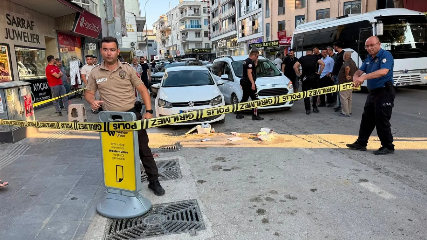 Doğum günü pastasıyla yürürken silahlı saldırıya uğradı