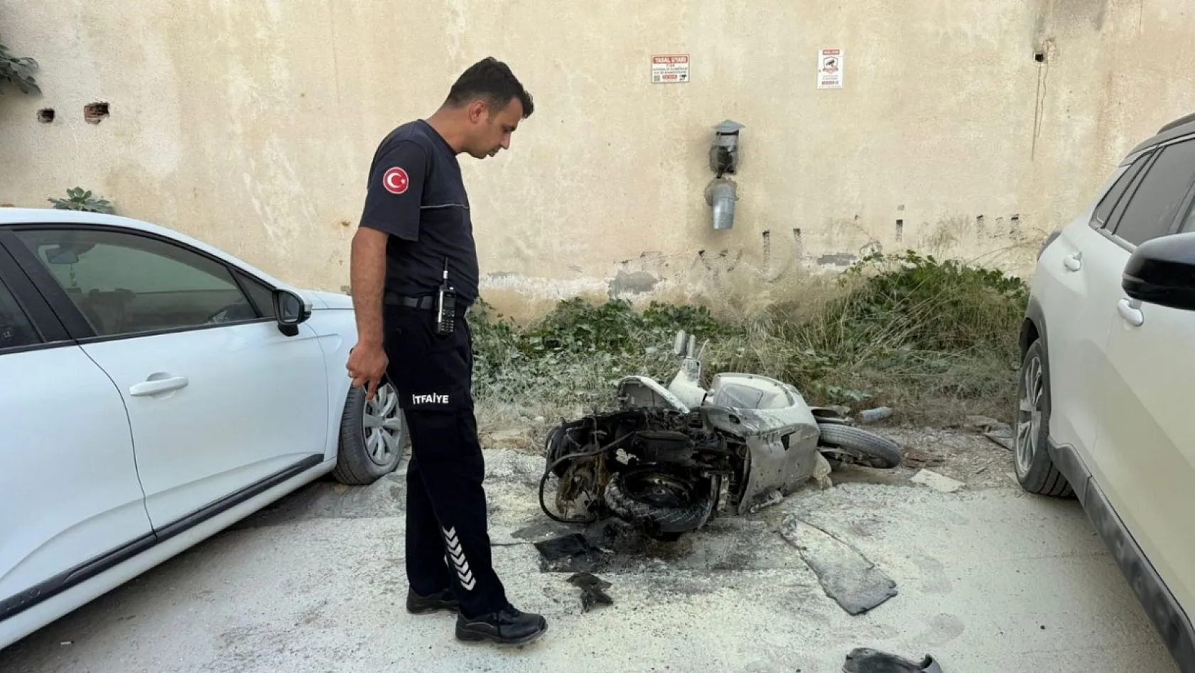 Park ettiği motosiklet alev topuna döndü, diğer araçlara sıçramaması için hayatını hiçe saydı