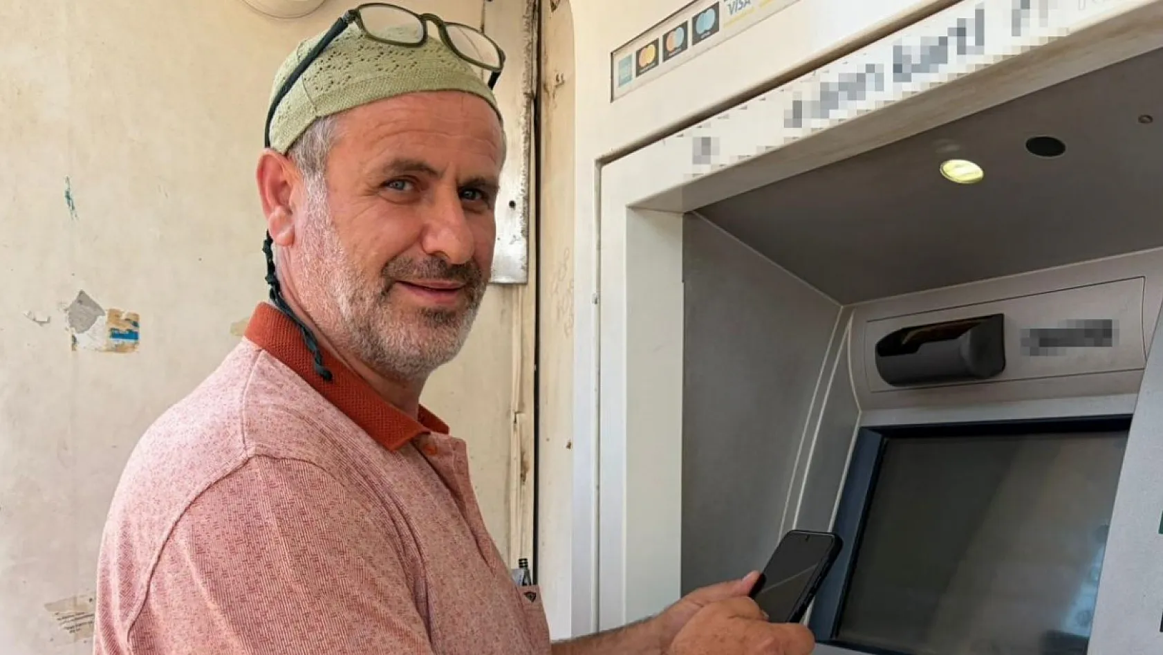 ATM'den geri çıkan parayı cüzdanına alıp kayıplara karıştı