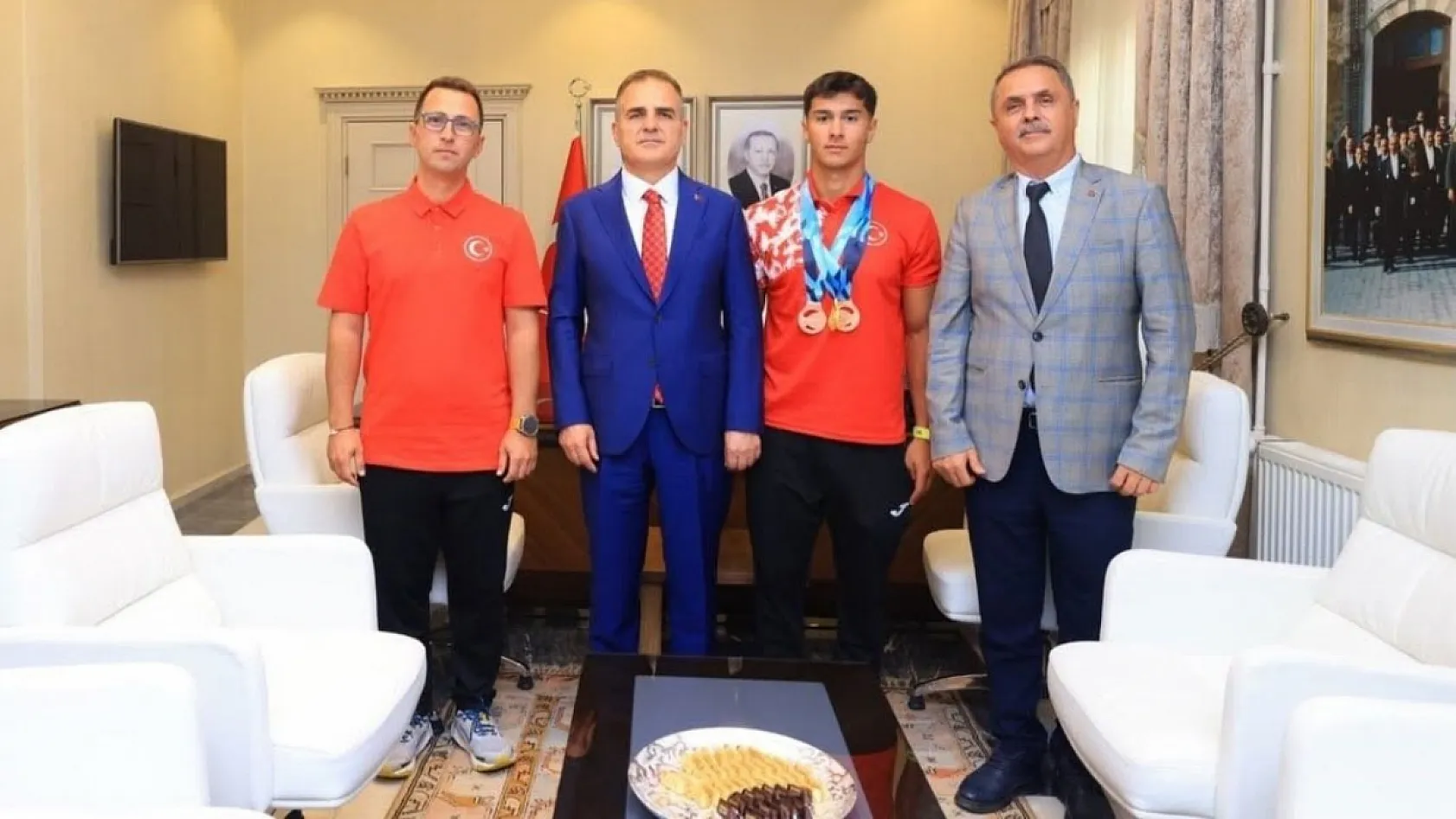 Vali Akbıyık, Köyceğizli Dünya Şampiyonu Karahan'ı altınla ödüllendirdi