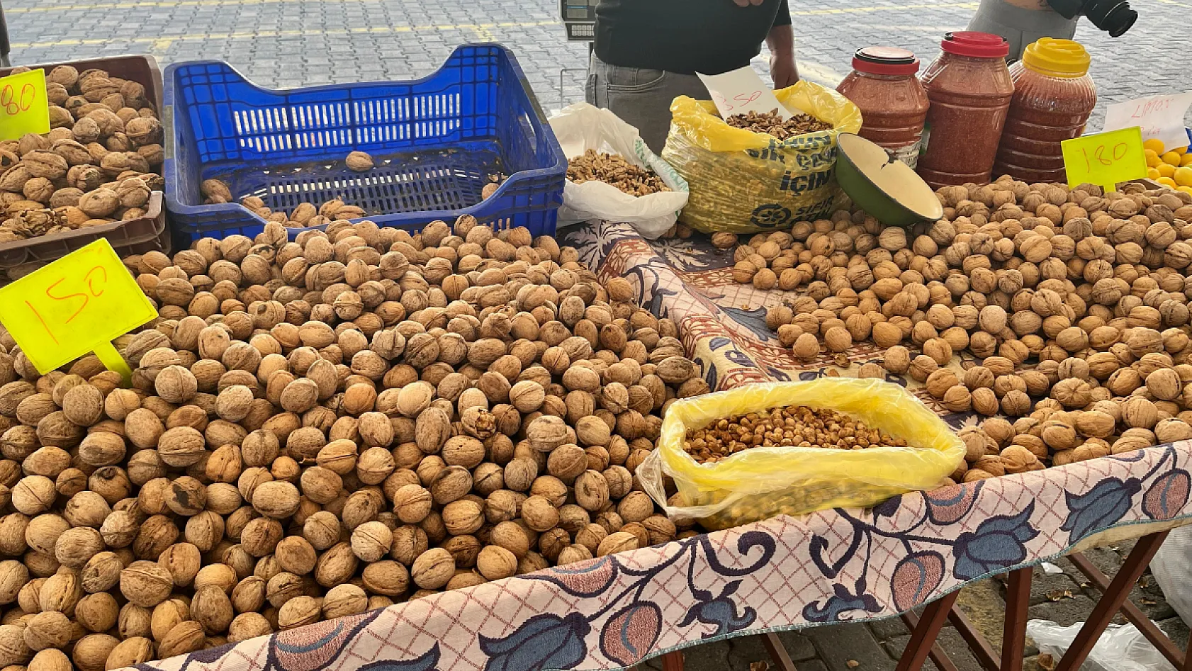 Fethiye Cuma Pazarı'nda Ceviz Satışları Devam Ediyor