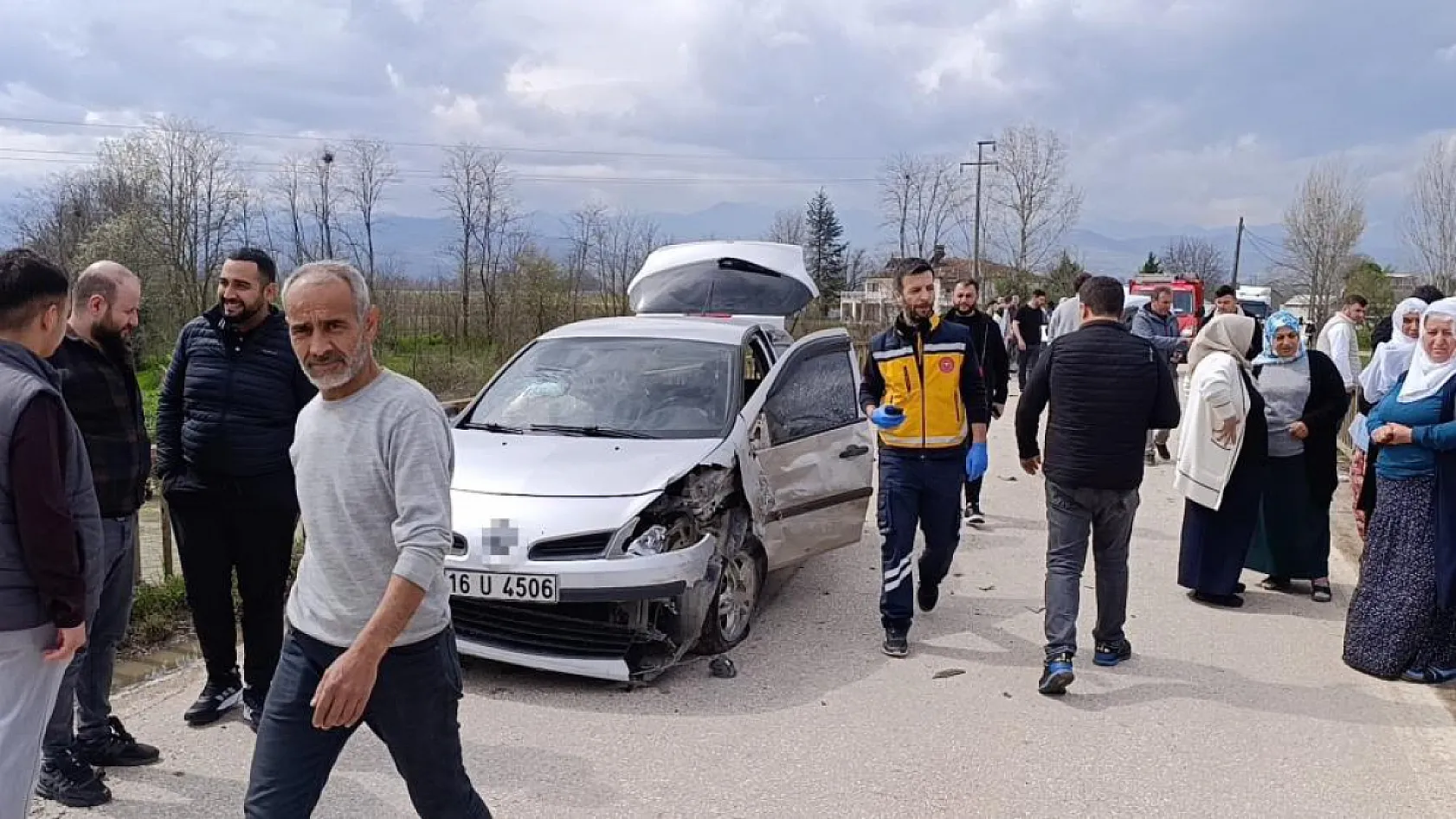 3 Araç birbirine girdi, 1'i dereye uçtu: 4 yaralı
