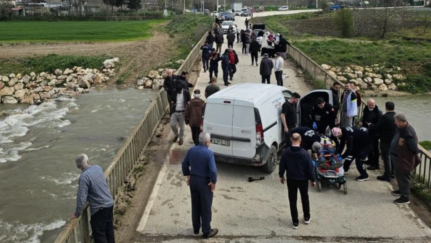 3 Araç birbirine girdi, 1'i dereye uçtu: 4 yaralı