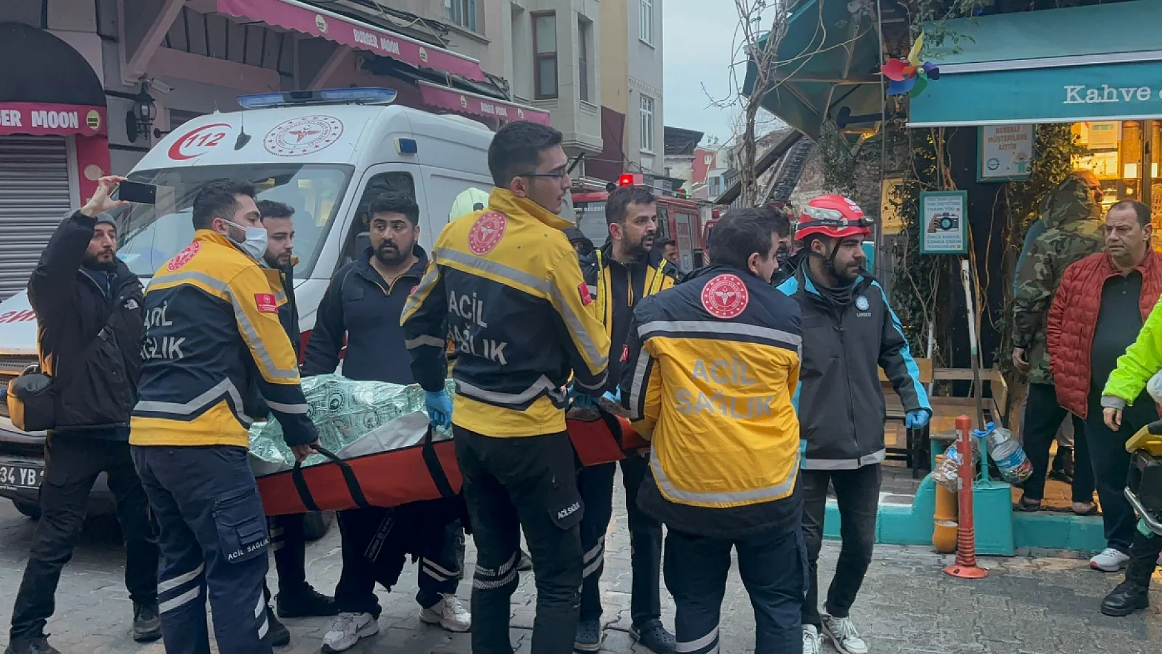 3 katlı binada yangın çıktı: 1 ölü 5 yaralı