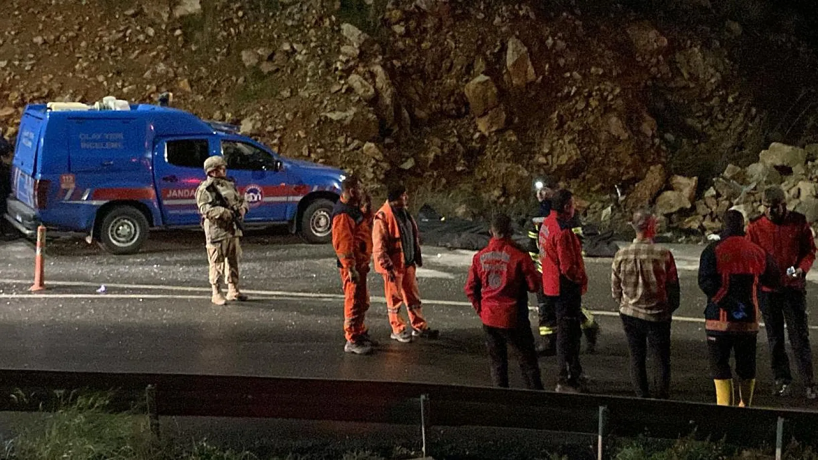 Yolcu otobüsü feci şekilde devrildi, 9 ölü 28 yaralı