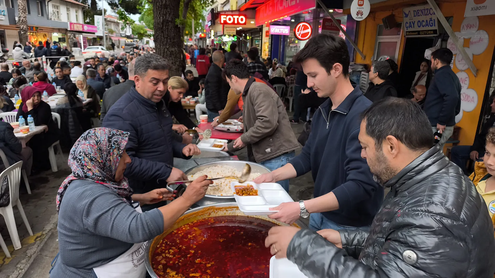 Fethiye'de çarşı esnaflarından geleneksel iftar yemeği