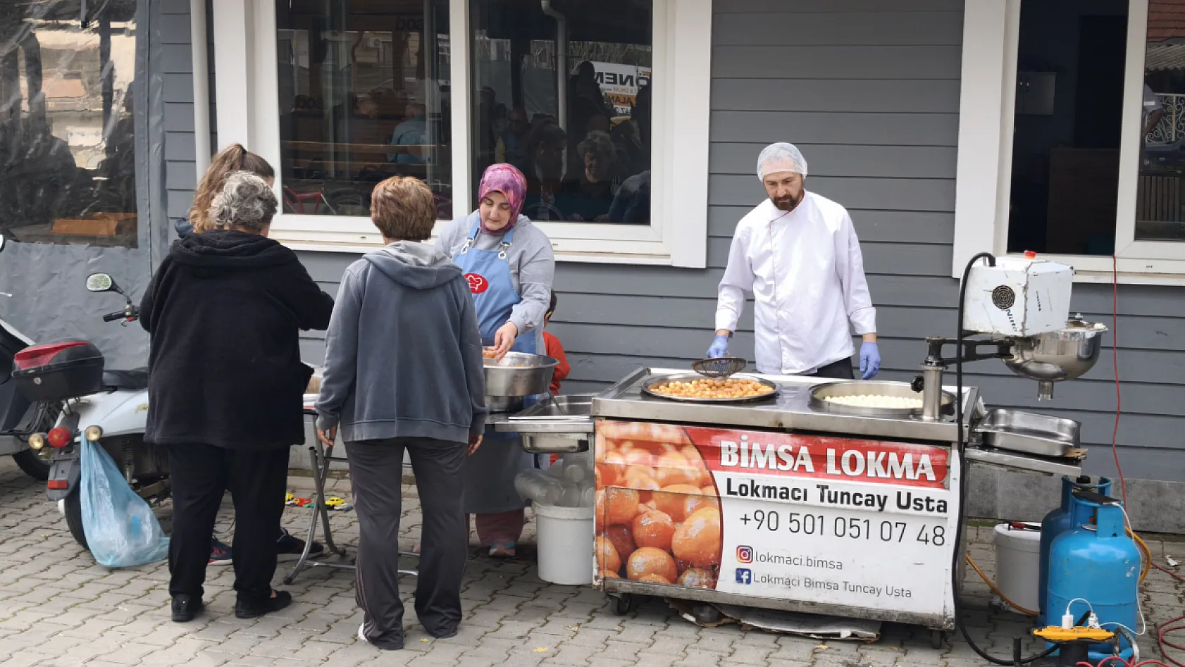 Fethiye'de merhum sanatçı Ahmet Günday anısına lokma hayrı