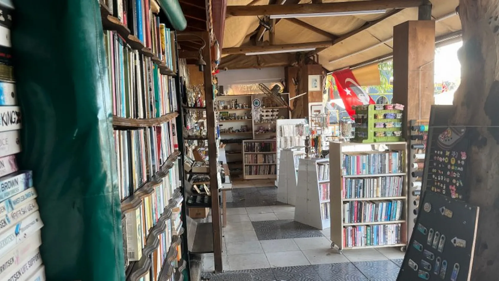 Fethiye'de sahaf Cumhur Durmaz, '37 kitapla bu işe başladım şu anda 60 bin çeşide ulaştım'