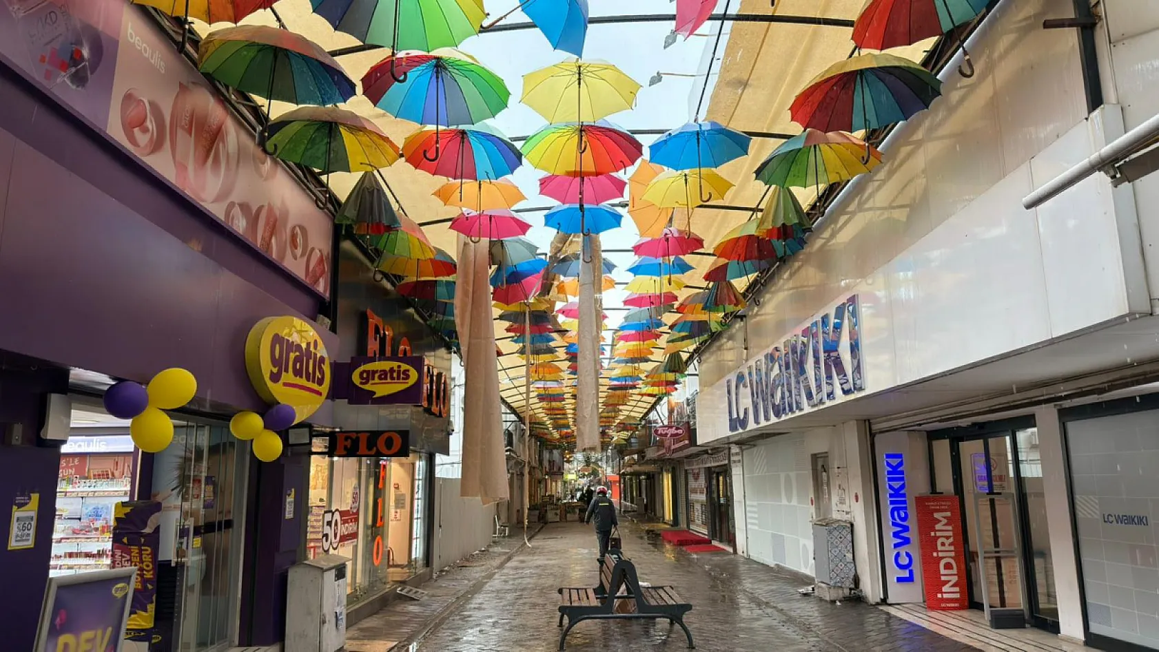 Fethiye'de şiddetli yağışta şemsiyeli sokak zarar gördü