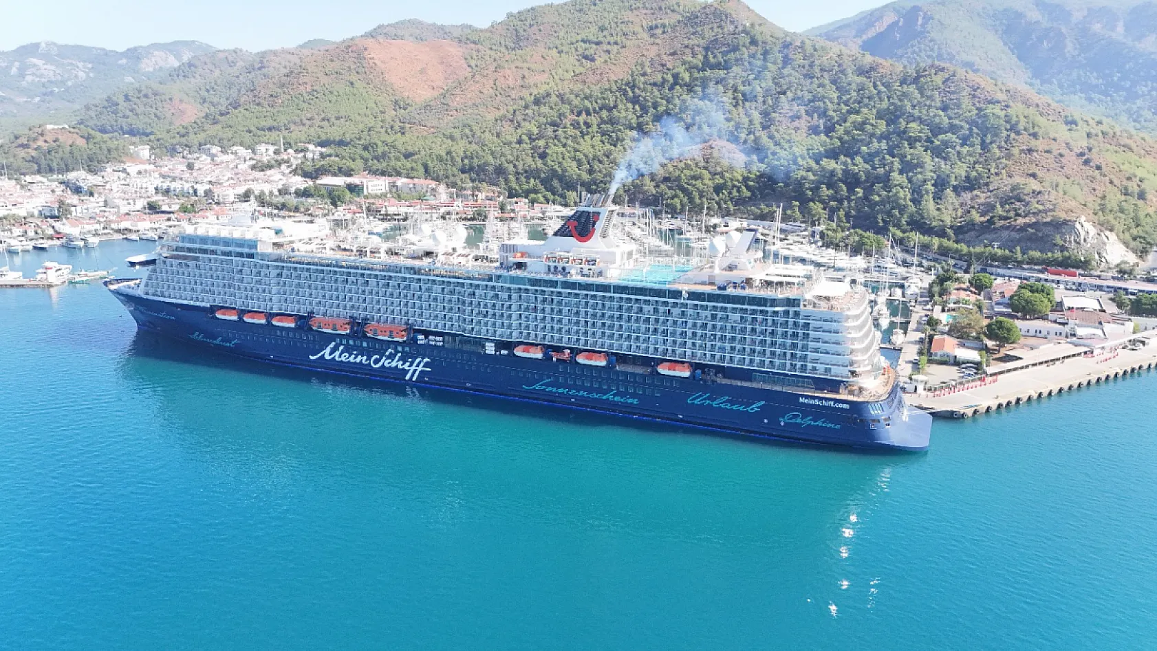 Marmaris'e 'Mein Schiff 5' kruvaziyeri ile 2 bin 600 turist geldi