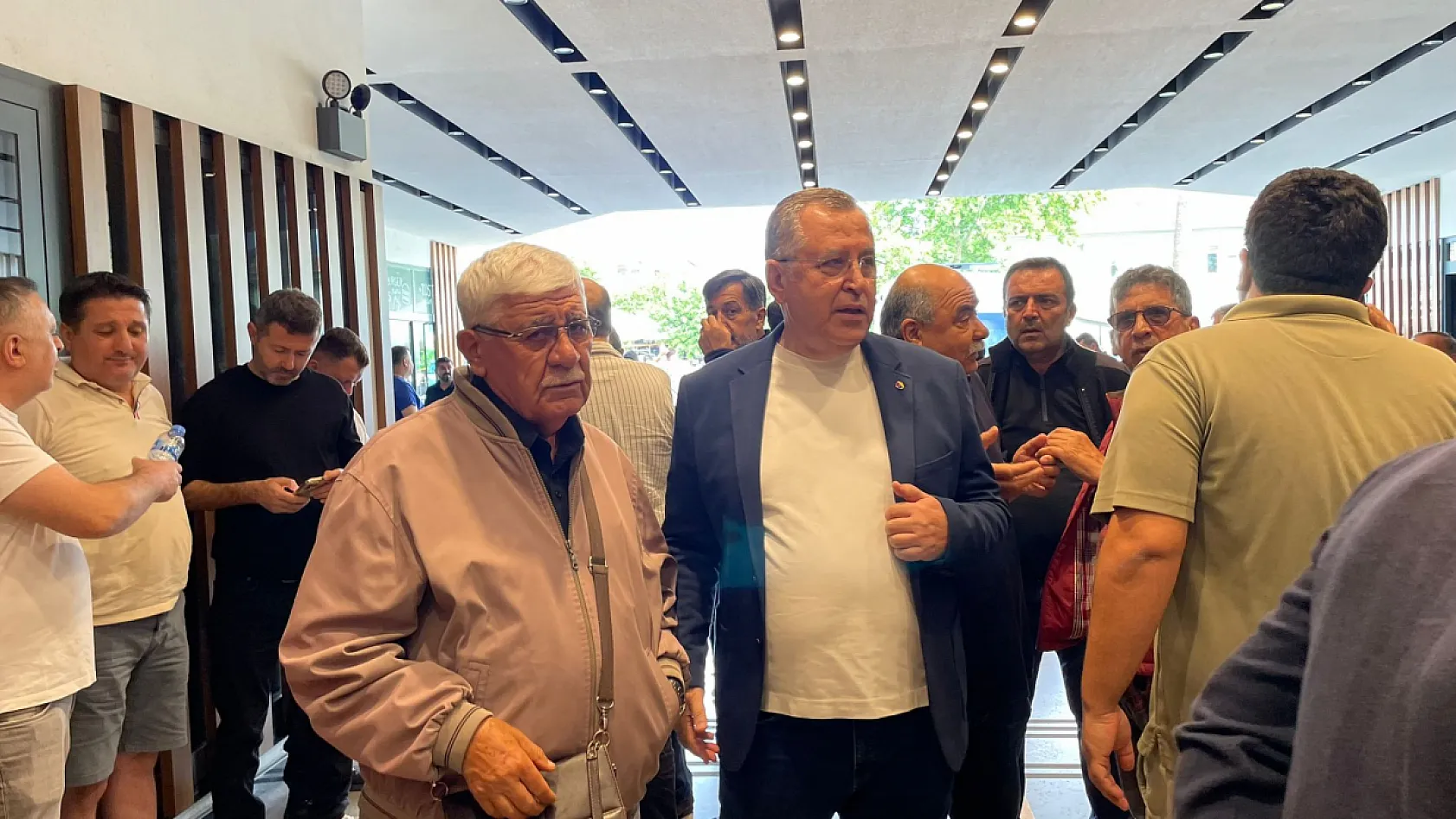 Fethiye Belediye Başkanı Karaca için hastane önünde yoğun bekleyiş