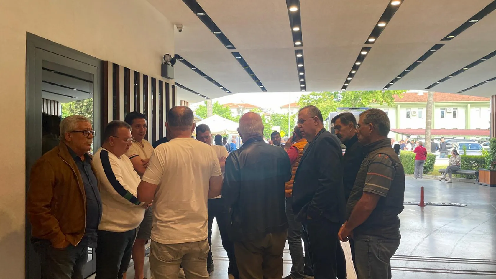 Fethiye Belediye Başkanı Karaca için hastane önünde yoğun bekleyiş