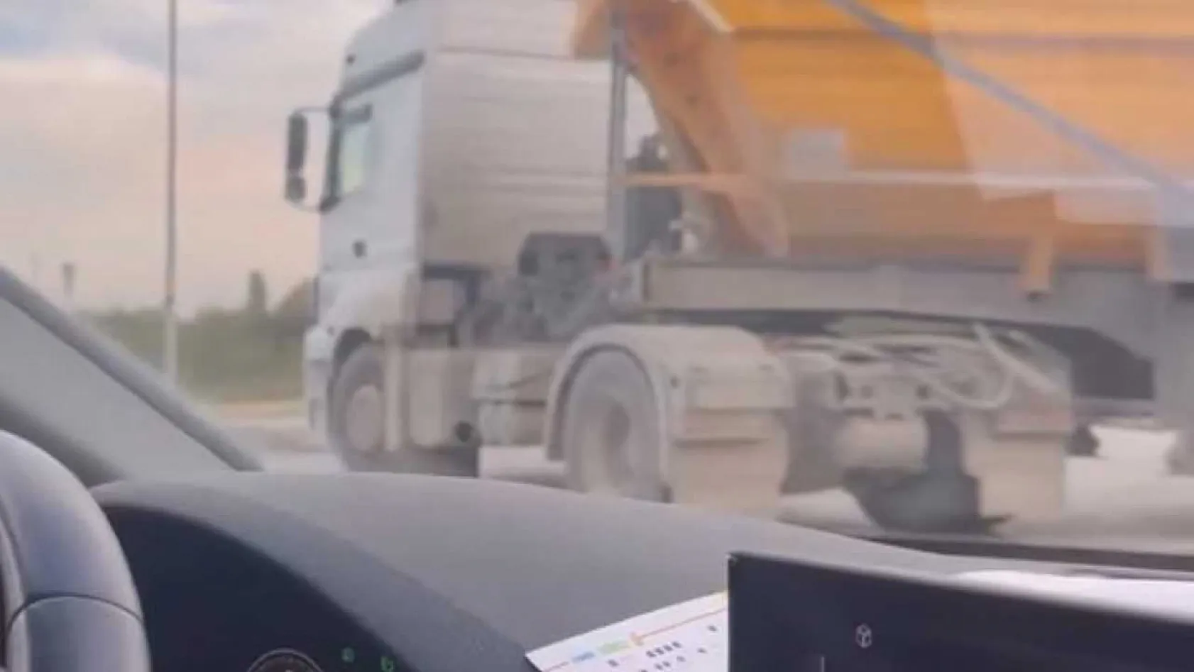 Ters şeritten giren kamyon 'pes' dedirtti
