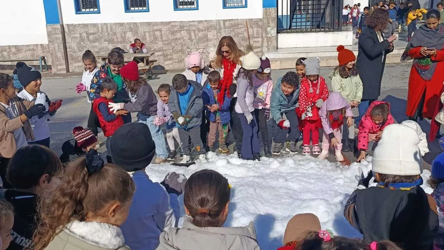 Bodrum'da öğrencilere yapay kar sürprizi