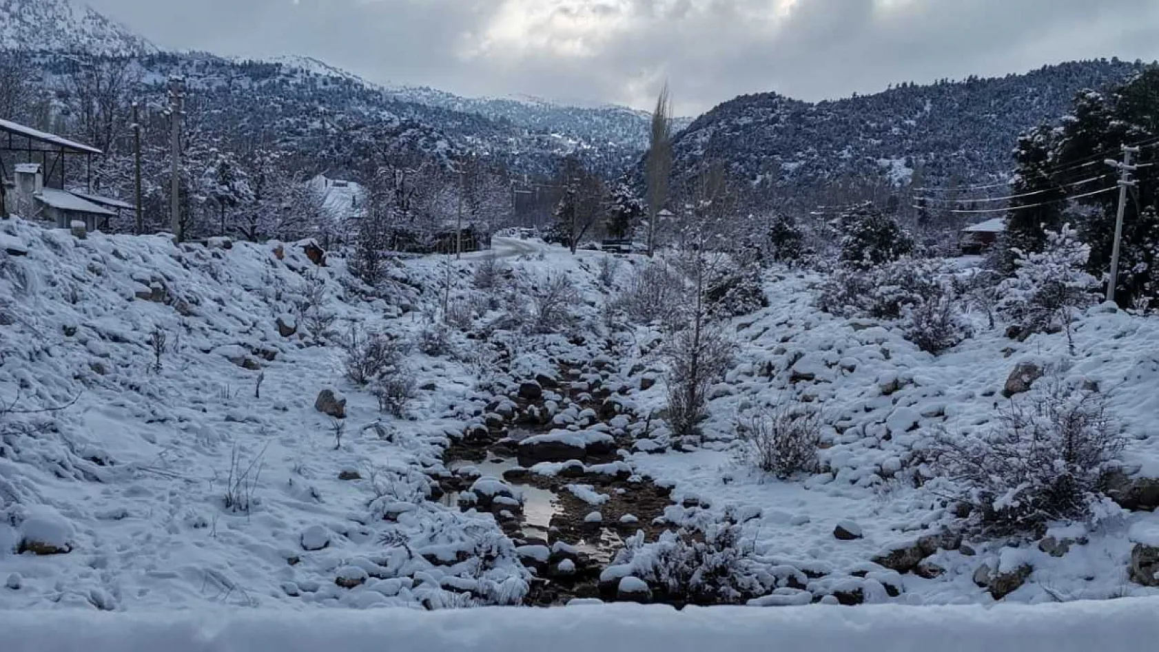 Seydikemer Yayla Temel Mahallesi'nden kar manzaraları