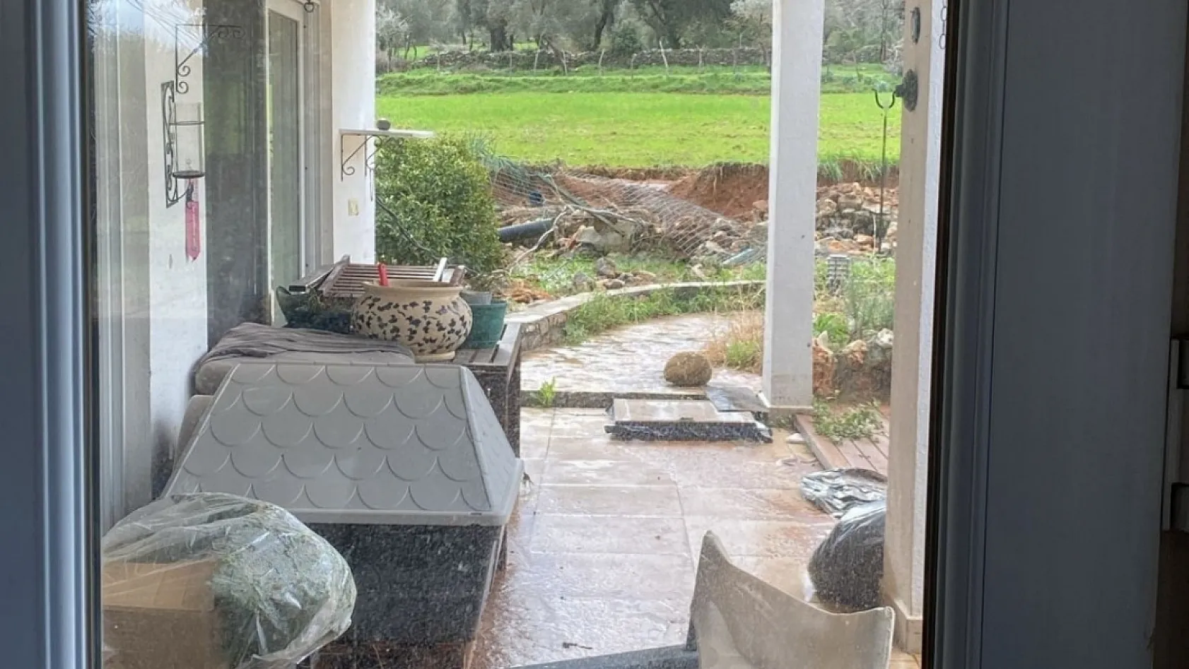 Bodrum'da bir anda bastıran yağmur kamyoneti yolda bıraktı, bir evi su bastı