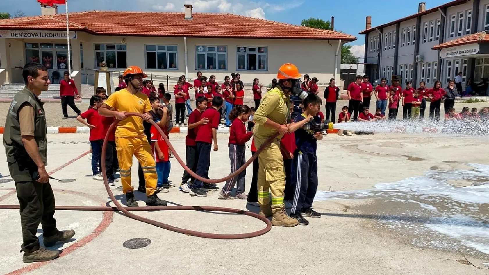 Muğla'da öğrencilere orman yangını tatbikatı yapıldı