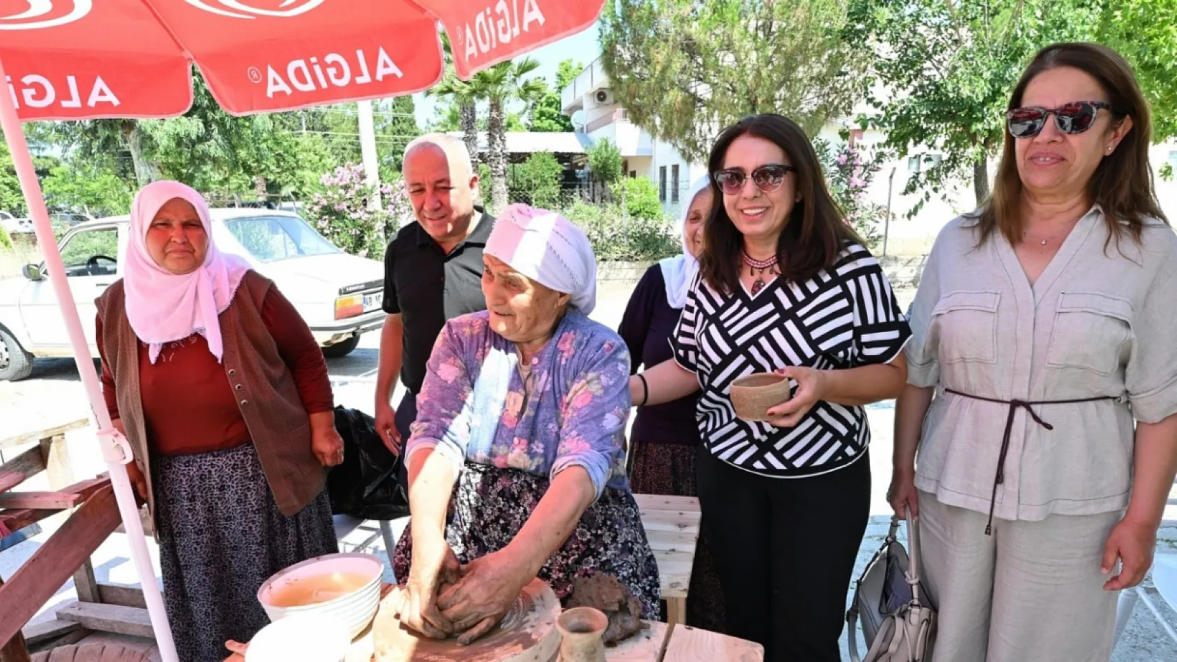 Esenköy'de El Sanatları Sergisi Yoğun İlgi Gördü