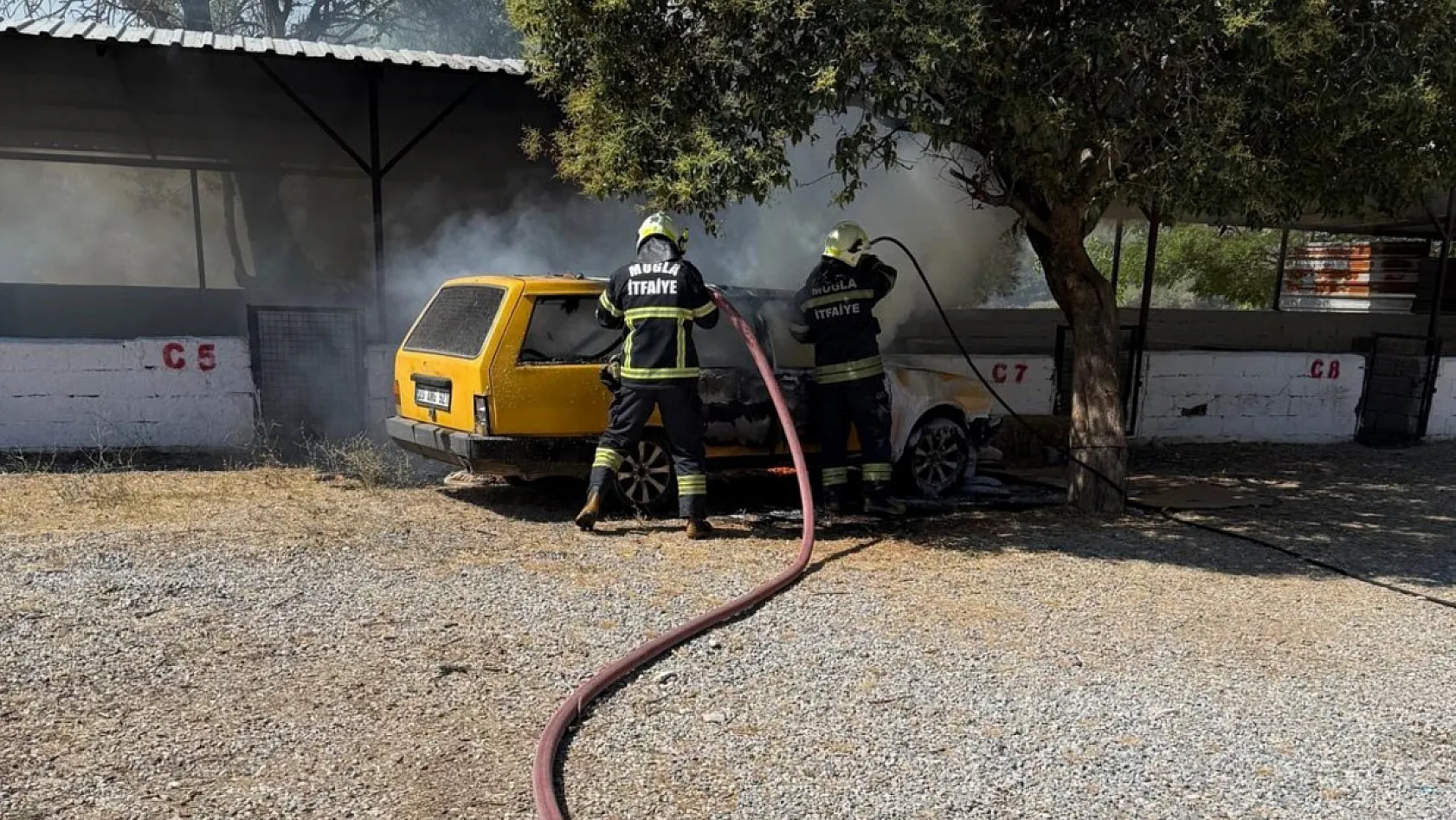 Menteşe'de park halindeki otomobil alevlere teslim oldu