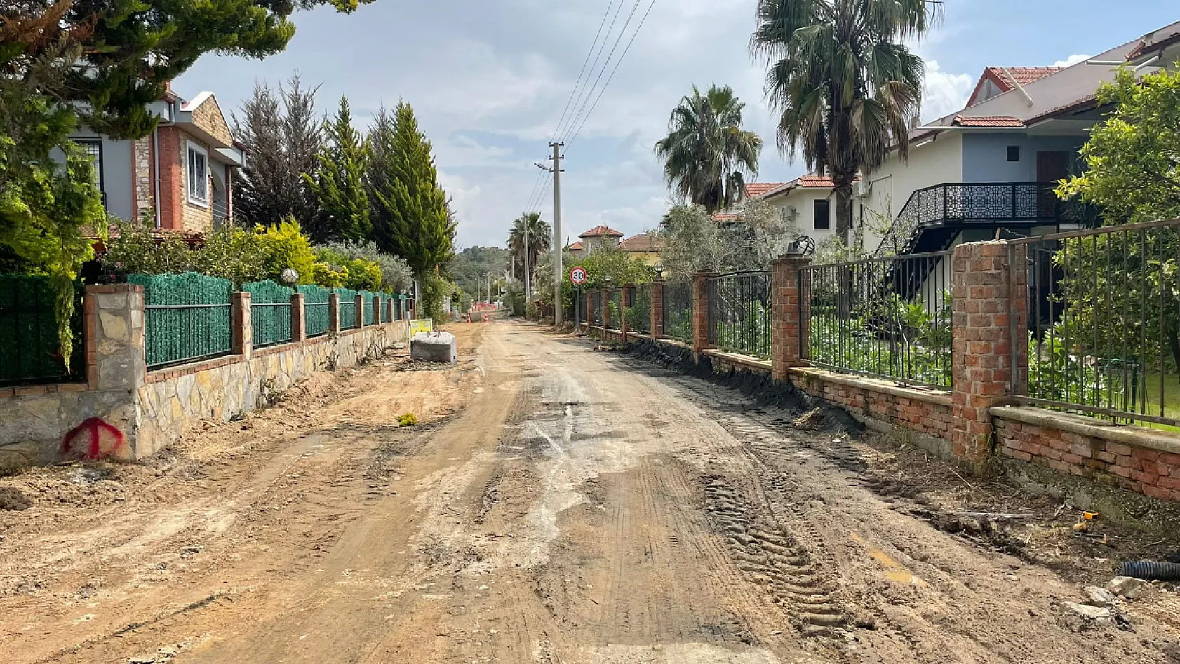 Fethiye Çiftlik Mahallesi'nde elektrik altyapı çalışması nedeniyle yol trafiğe kapatıldı