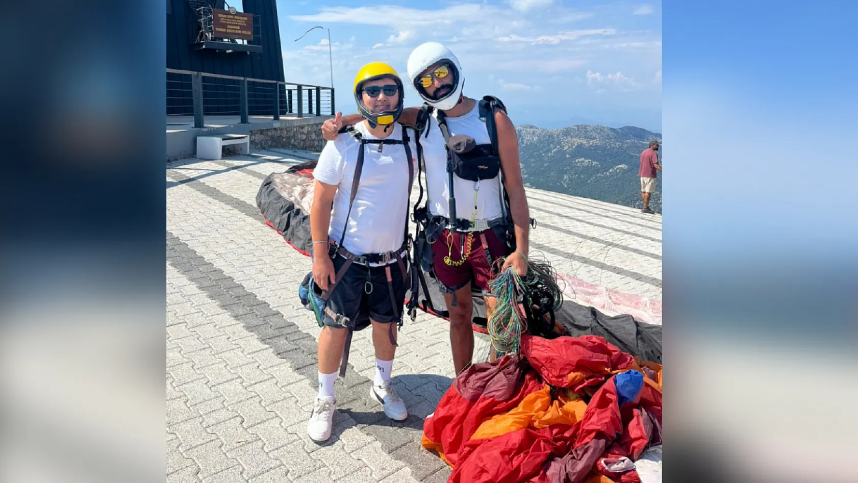 Fethiye'de Yamaç Paraşütü Pilotu Semih Er'e Plaket Takdimi