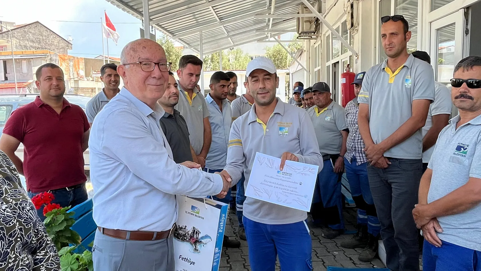 Fethiye'de çatıdan düşen kediyi kurtaran temizlik görevlisine tebrik ziyareti
