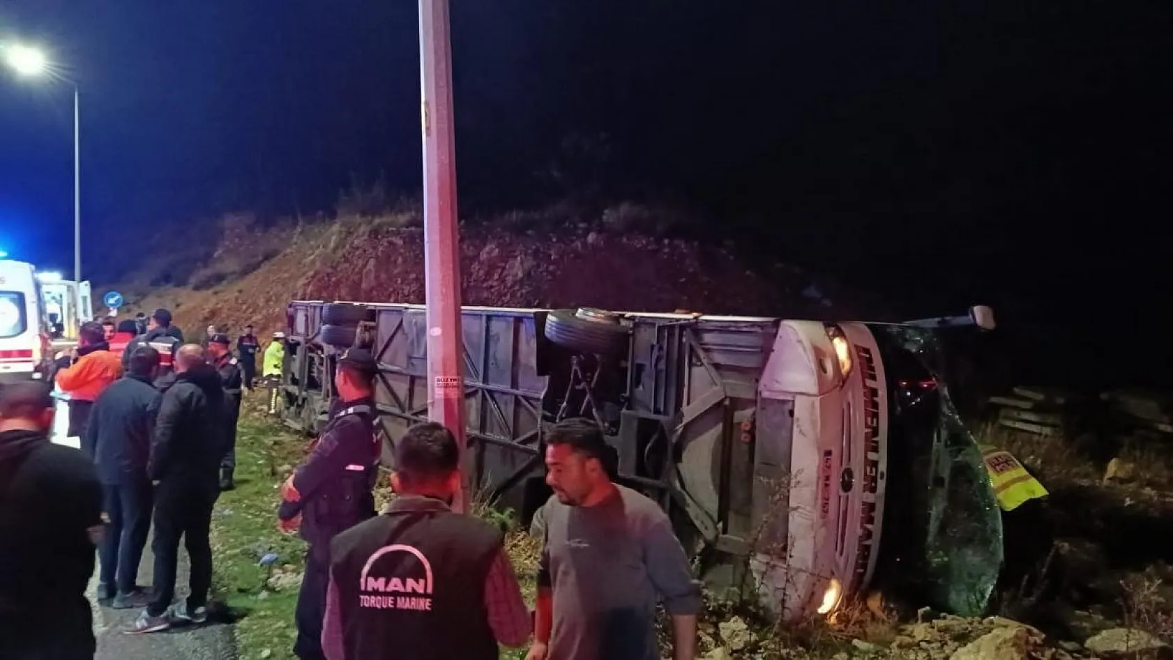 Yolcu otobüsü feci şekilde devrildi, 9 ölü 28 yaralı