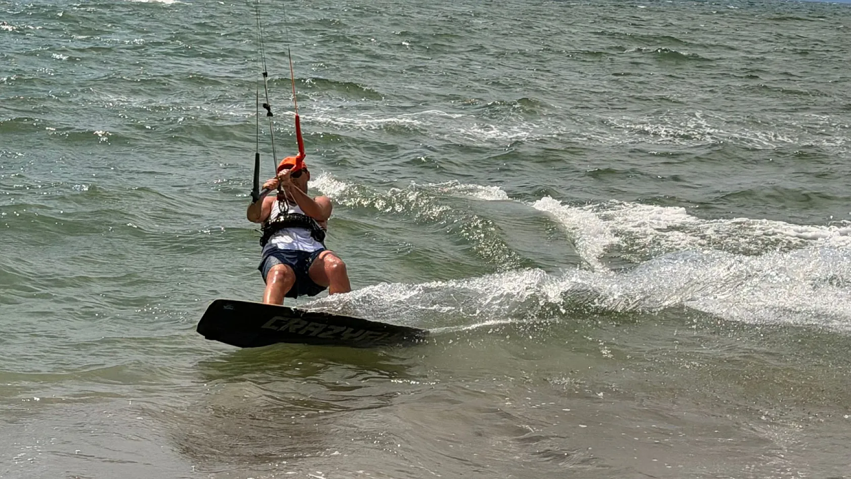 Fethiye Çalış Plajı'nda kitesurf heyecanı: 'Hem su hem hava sporunu birleştiriyor'