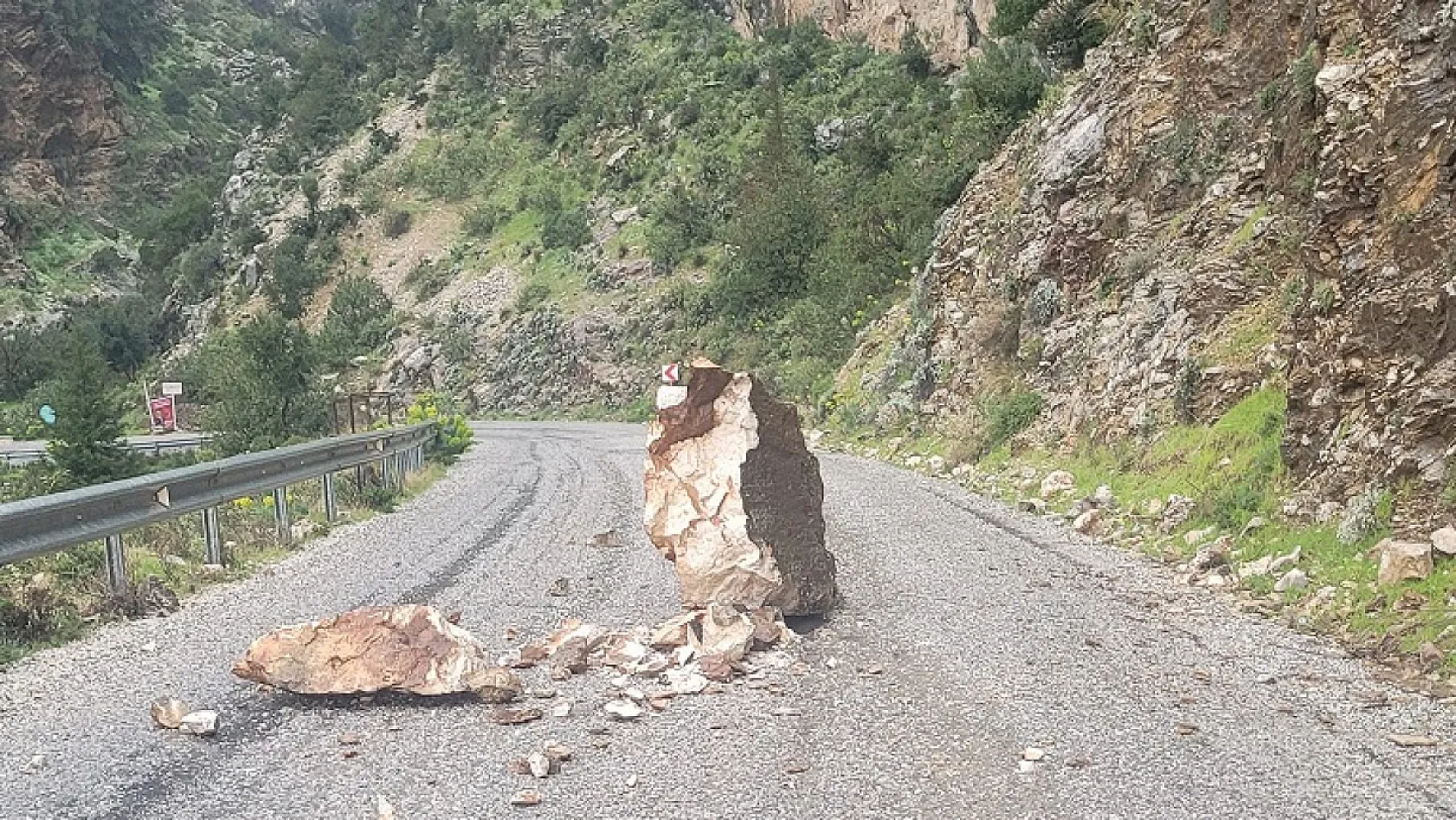 Fethiye'de yolun ortasına kaya düştü! Faciaya sebep olabilirdi!