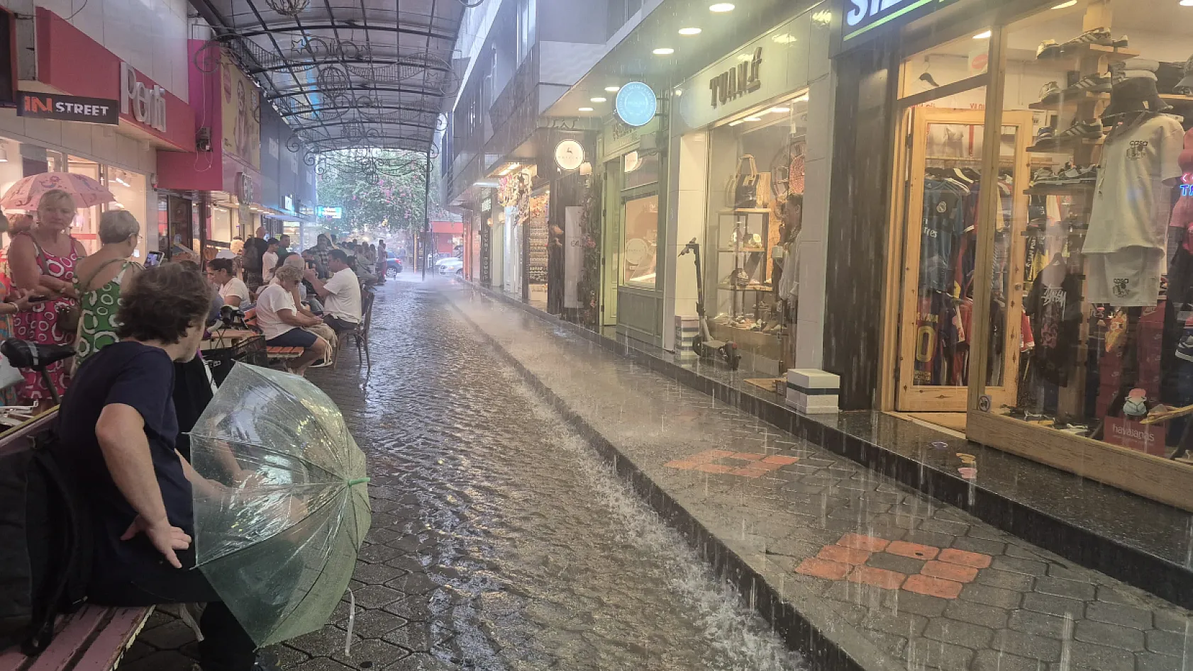 Fethiye'de sağanak yağış etkili oluyor