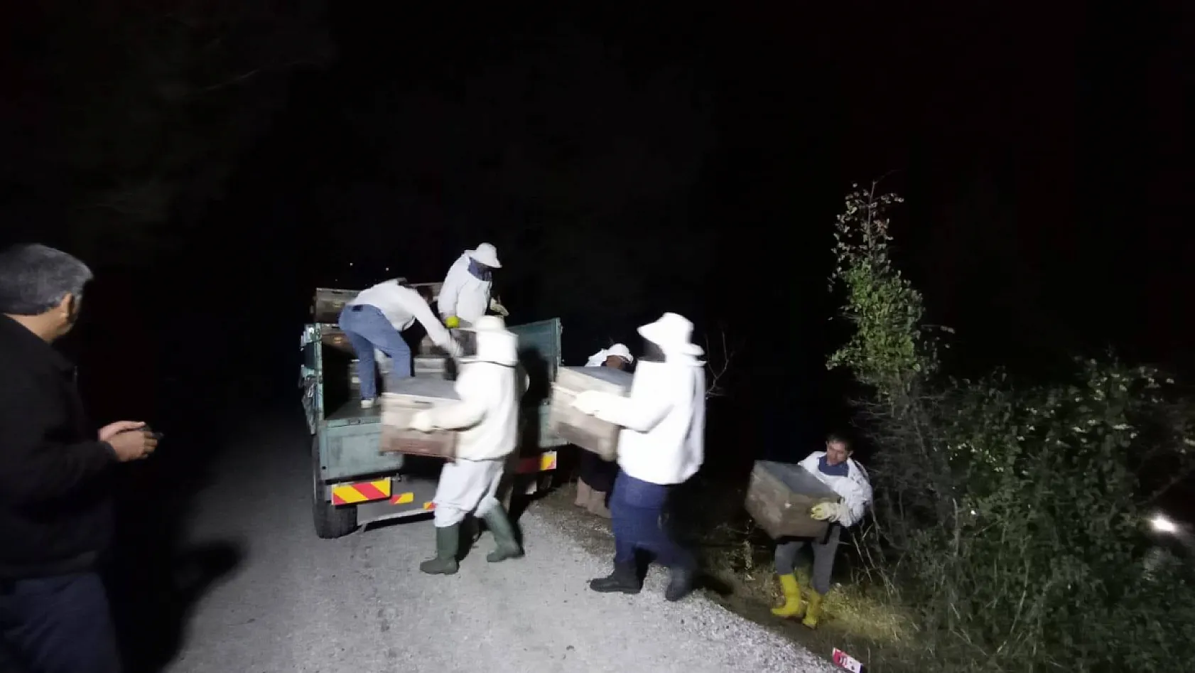 Seydikemer'de Arı Kovanı Yüklü Araç Kazası