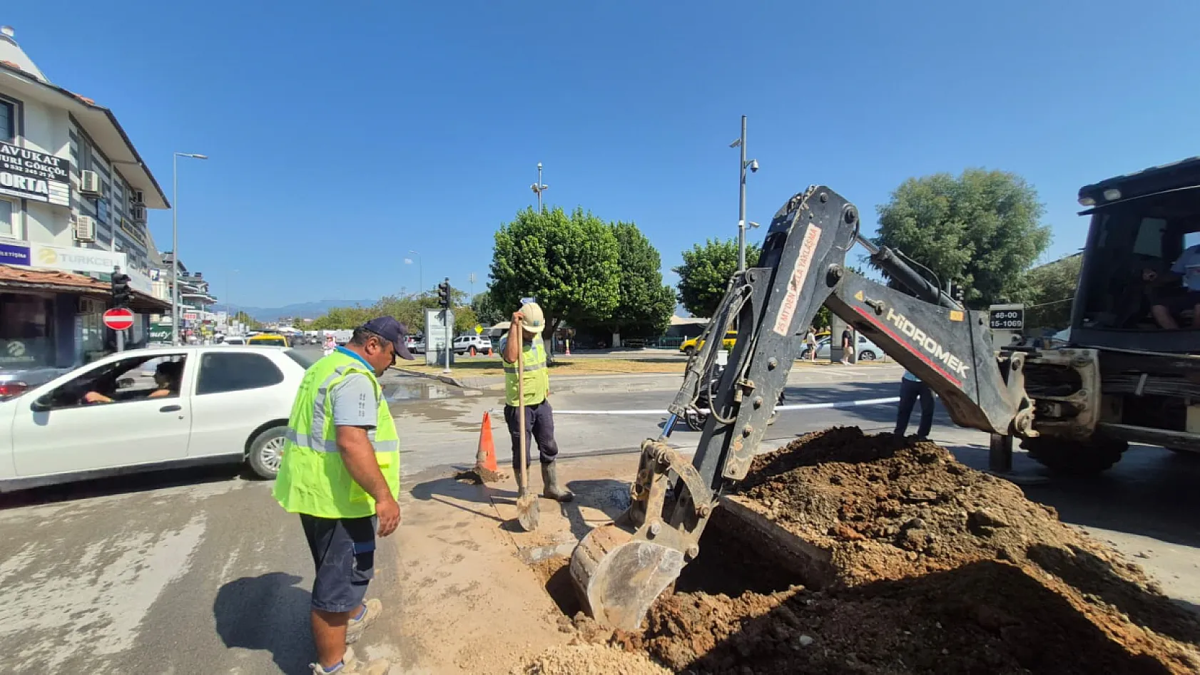 Fethiye'de Su Arızası Trafiği Aksattı: Ekipler Hızla Müdahale Etti