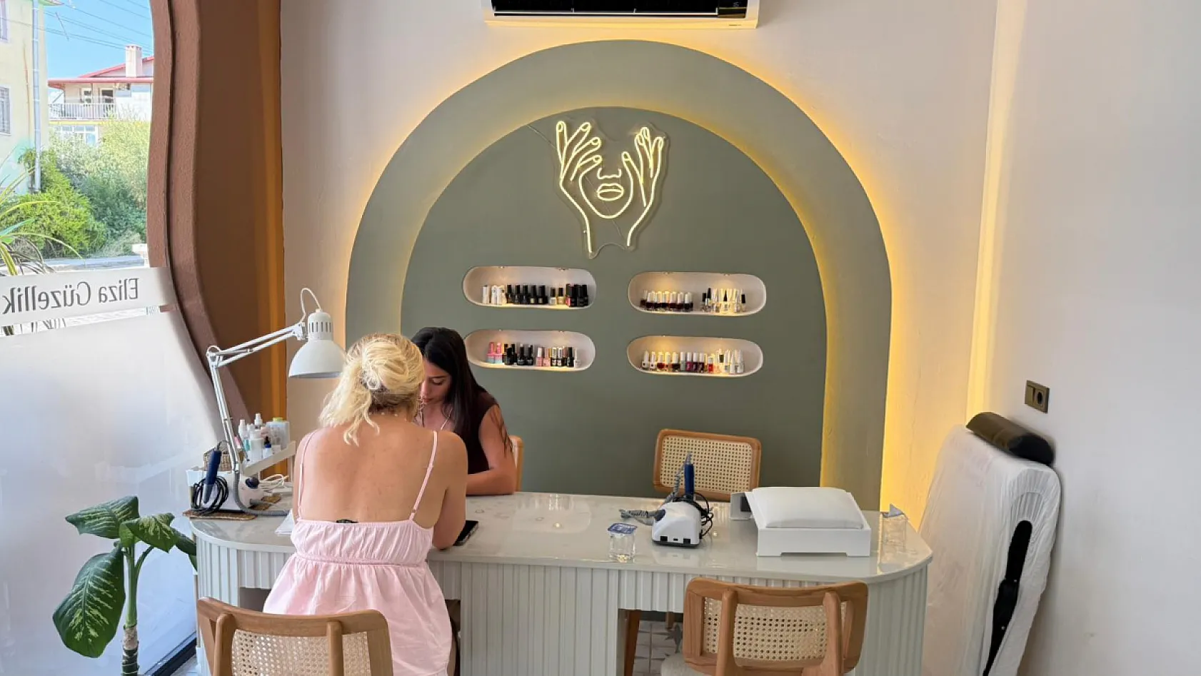 Fethiye'de protez tırnak uzmanı trendleri anlattı