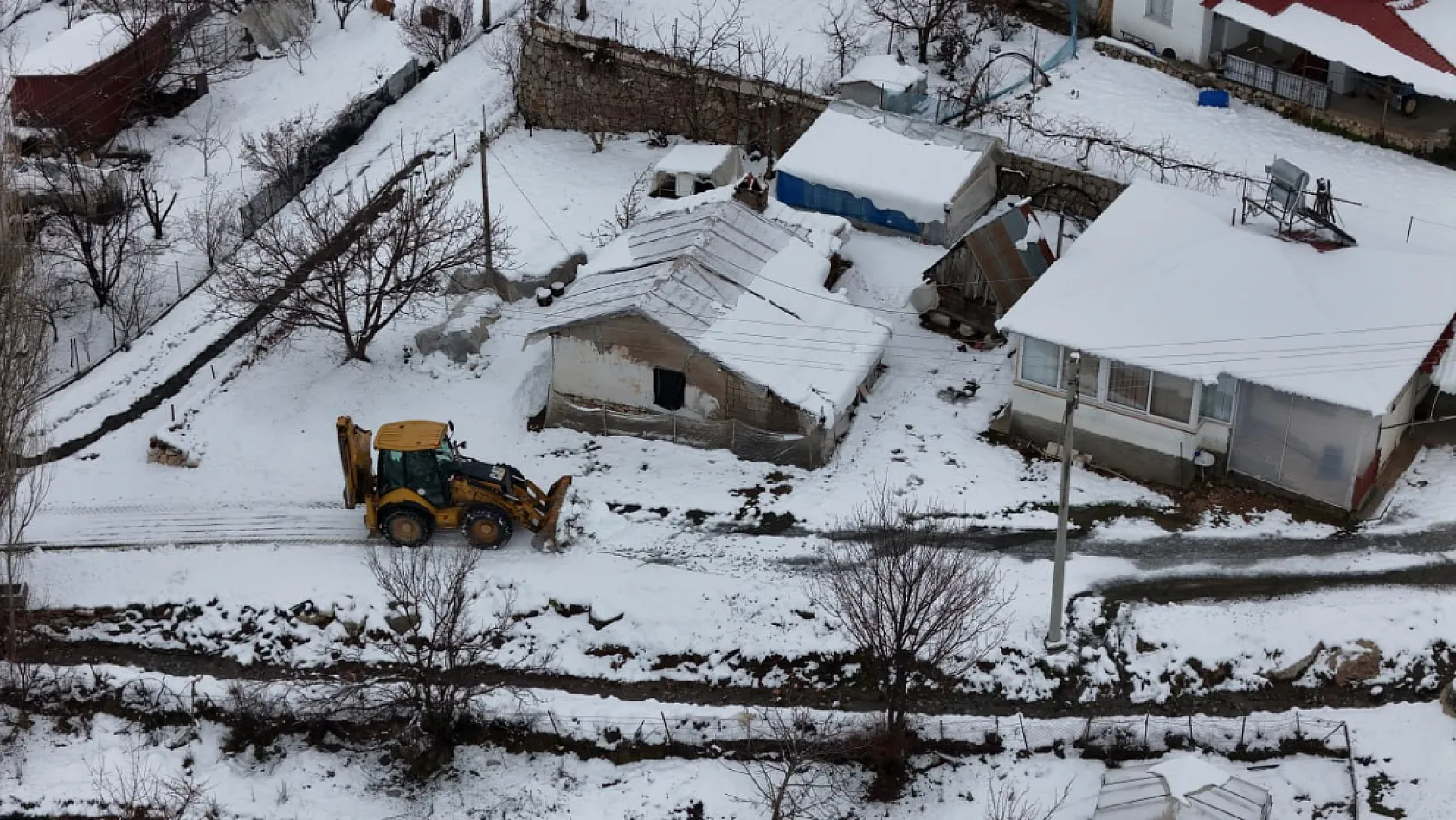 Seydikemer Belediyesi Karla Kapanan Yolları Ulaşıma Açtı