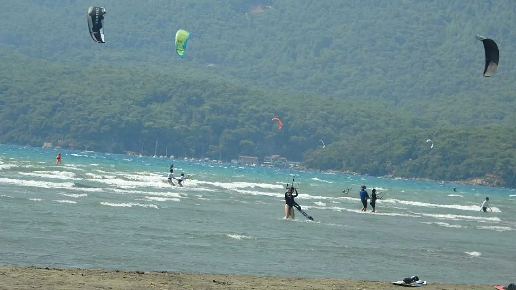 Oyuncu Deniz'den Akyaka'ya övgü: 'Uçurtma sörfü için mükemmel bir yer'