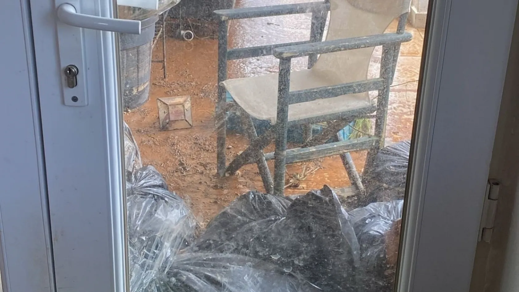 Bodrum'da bir anda bastıran yağmur kamyoneti yolda bıraktı, bir evi su bastı