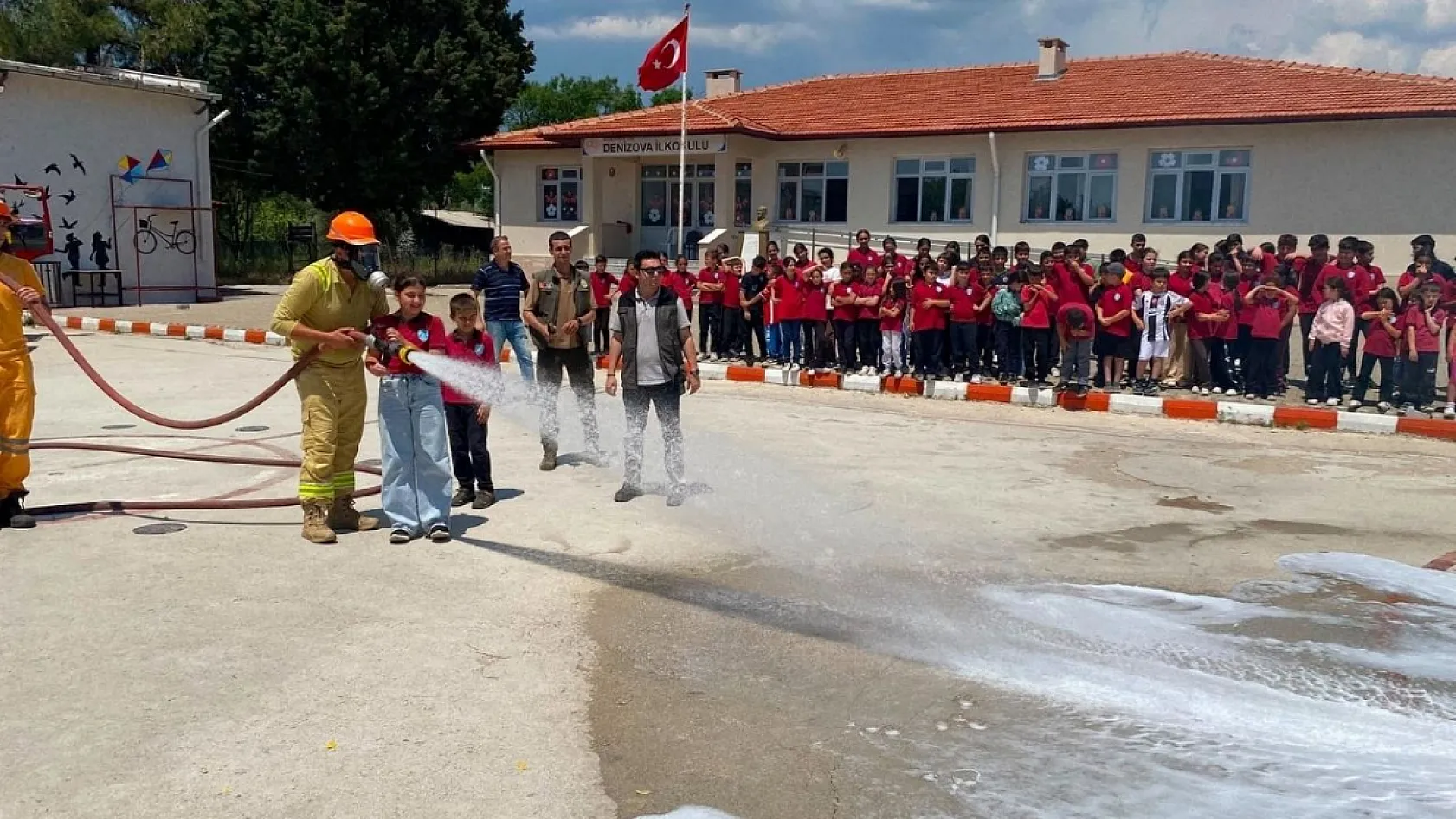 Muğla'da öğrencilere orman yangını tatbikatı yapıldı